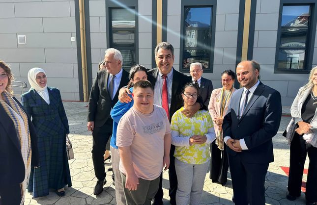 YILMAZ, ÖZEL EĞİTİM KAMPÜSÜNDE ÖĞRENCİLERLE BULUŞTU