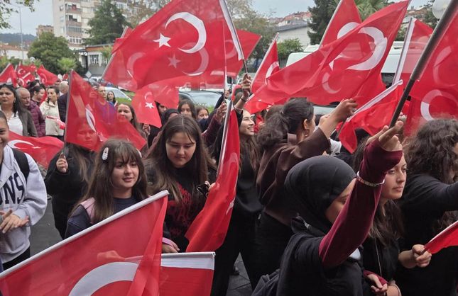 CUMHURİYET YÜRÜYÜŞÜNE BİNLERCE VATANDAŞ KATILDI