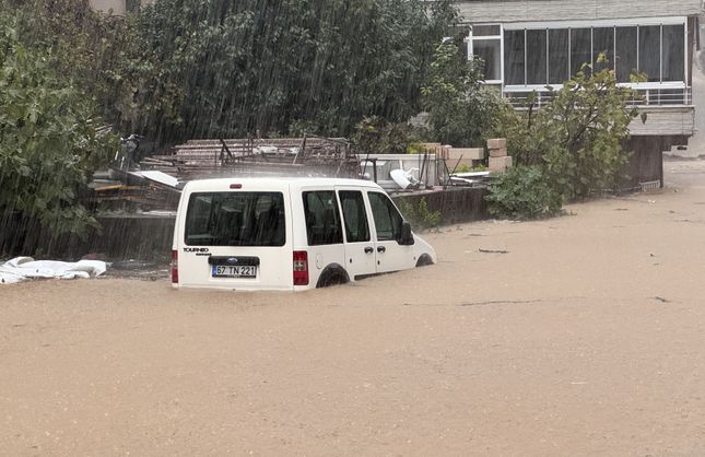 TÜRKİYE'NİN EN ÇOK YAĞIŞINI ZONGULDAK ALDI