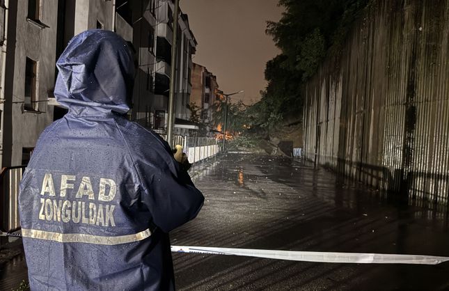 İSTİNAT DUVARI ÇÖKTÜ 2 ARAÇ HASAR GÖRDÜ