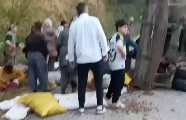 FINDIK İŞÇİLERİNİ TAŞIYAN TRAKTÖR DEVRİLDİ