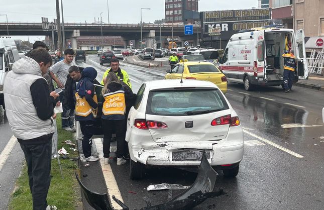 KAVŞAK GİRİŞİNDE KAZA, SÜRÜCÜ YARALANDI