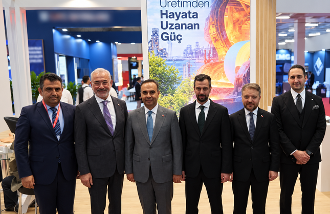 SANAYİ BAKANI ERDEMİR STANDINI ZİYARET ETTİ