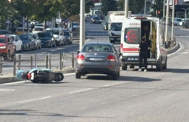 BULVAR ÜZERİNDE KAZA, SÜRÜCÜ YARALANDI