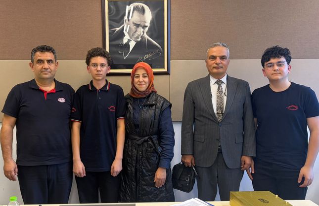 ÖĞRENCİLERDEN ERDEMİR'E PROJE SUNUMU