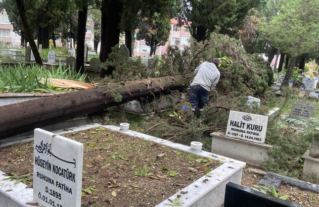 FIRTINADA ZARAR GÖREN MEZARLAR ONARILDI