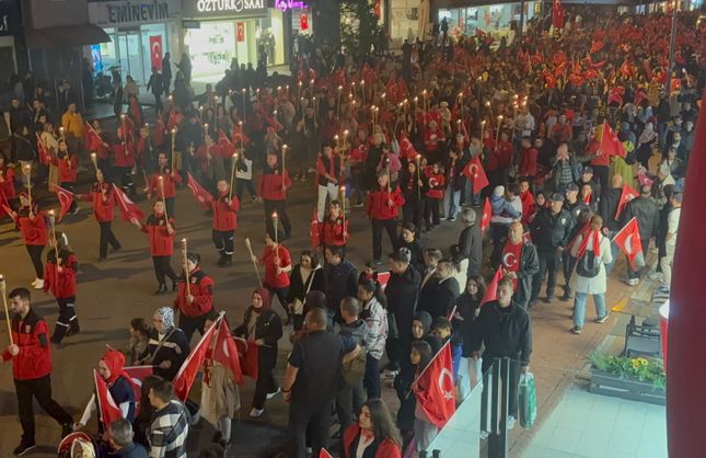 EREĞLİ'DE BİNLERCE İNSAN CUMHURİYET İÇİN YÜRÜDÜ
