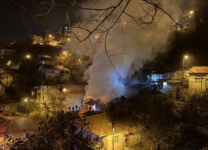 İKİ KATLI EVİN ÇATISI YANDI