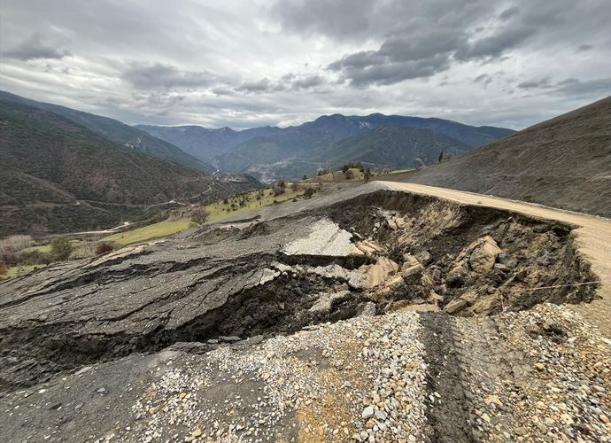 HEYELAN NEDENİYLE BİR KÖY YOLU KAPANDI