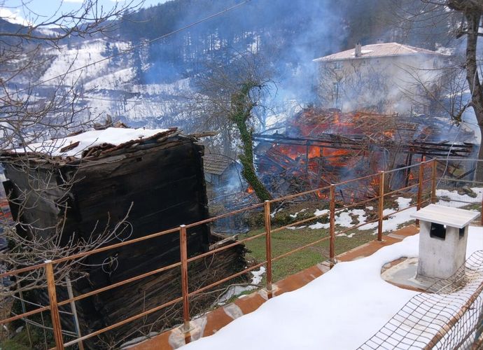 YANGIN, 2 EV KULLANILAMAZ HALE GELDİ