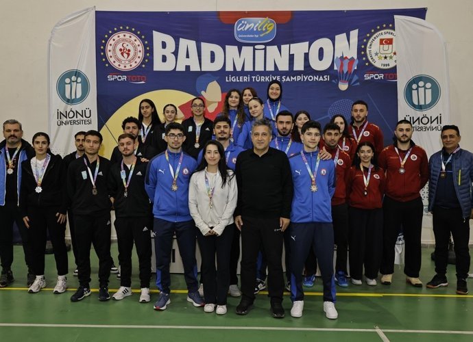 ÜNİLİG BADMİNTON'DA ŞAMPİYON BEUN!