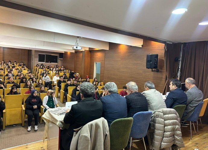 GAZETECİLER, ÖĞRENCİLERLE BULUŞTU