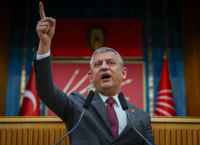 2 VEKİL DE İSTİFA ETTİ