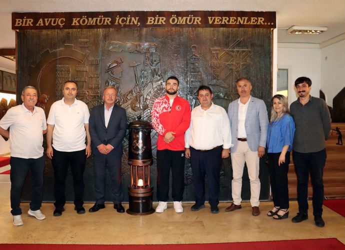 DÜNYA ŞAMPİYONU’NDAN GMİS’E ZİYARET