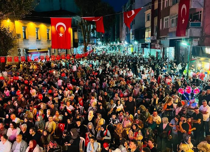 ALAPLI’DA TARİHİ KALABALIK