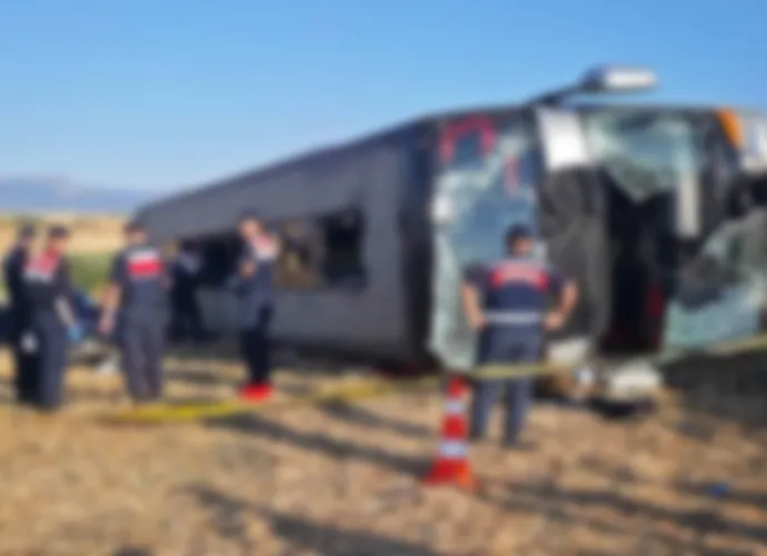 YOLCU OTOBÜSÜ DEVRİLDİ, 46 YARALI