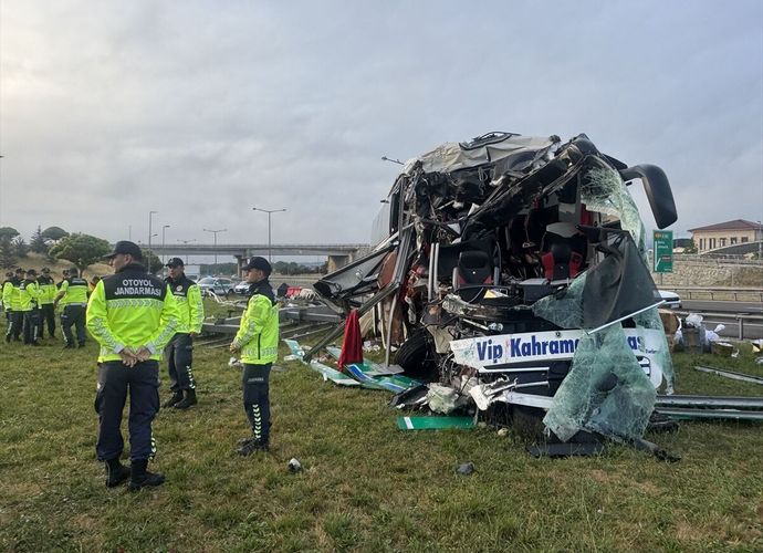 OTOBÜS KAZA YAPTI, 15 KİŞİ YARALANDI