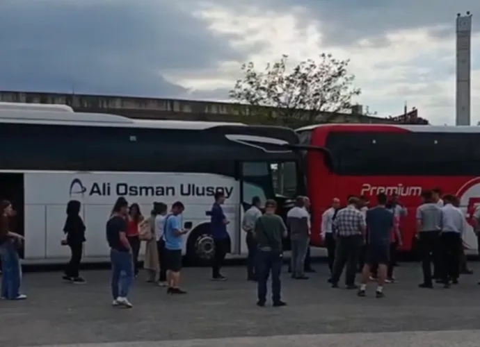 İKİ YOLCU OTOBÜSÜ ÇARPIŞTI