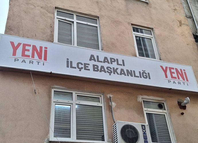 YENİ PARTİ, TABELASINI ASTI