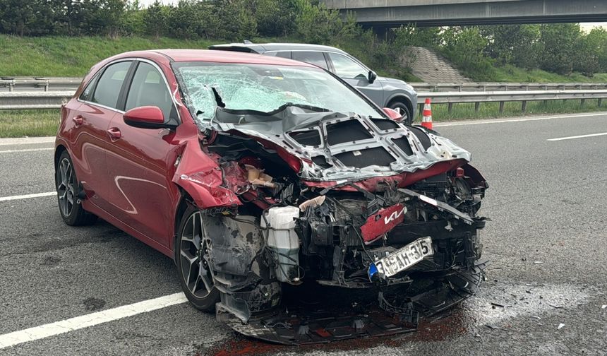 Anadolu Otoyolu'nun Bolu kesiminde tıra çarpan otomobildeki 4 kişi yaralandı