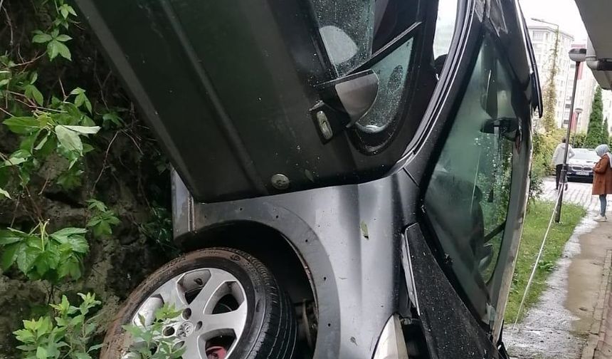 Trabzon'da park halindeki otomobil istinat duvarından düştü