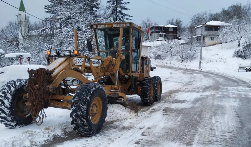 Bursa Gemlik'te karla mücadeleye devam