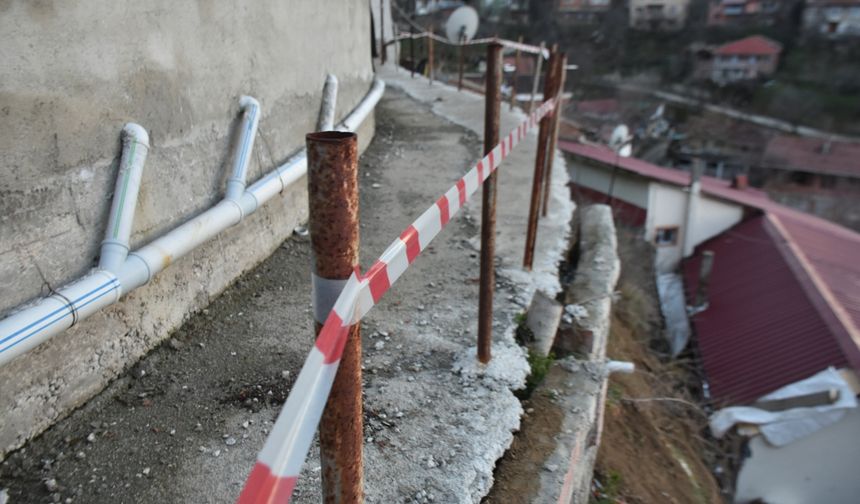 Sinop'ta istinat duvarının çökmesinin ardından bir apartman ile bir ev tahliye edildi