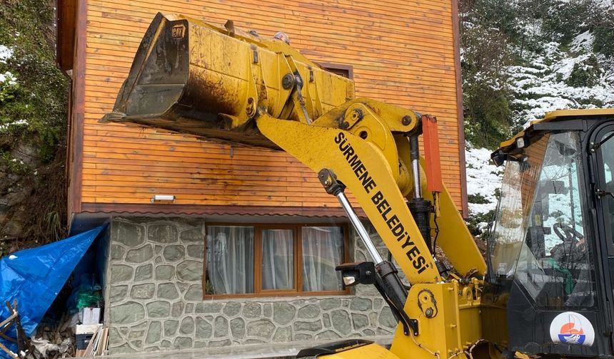 Trabzon'da bir çift, heyelan sonucu mahsur kaldıkları evden iş makinesiyle çıkarıldı