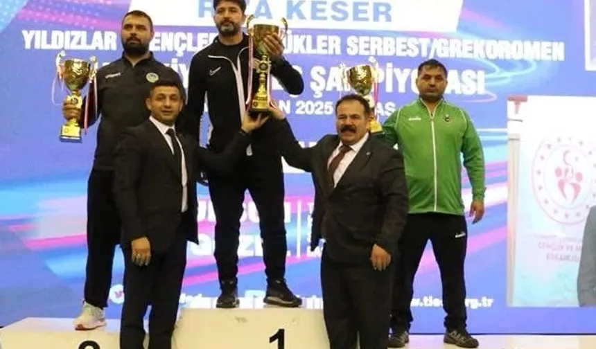 Sakarya'nın güreşçileri Sivas’ta şampiyon oldu