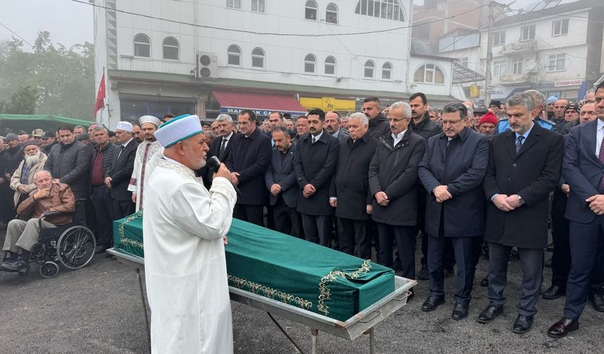 Ulaştırma ve Altyapı Bakanı Uraloğlu, Trabzon'da akrabasının cenaze törenine katıldı