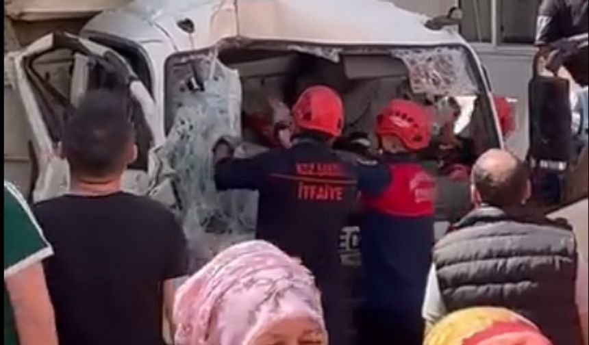 KAMYONET BİNAYA ÇARPTI 2 YARALI