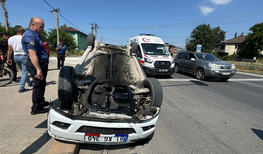 Düzce'de önündeki araca çarptıktan sonra devrilen otomobildeki 2 kişi yaralandı