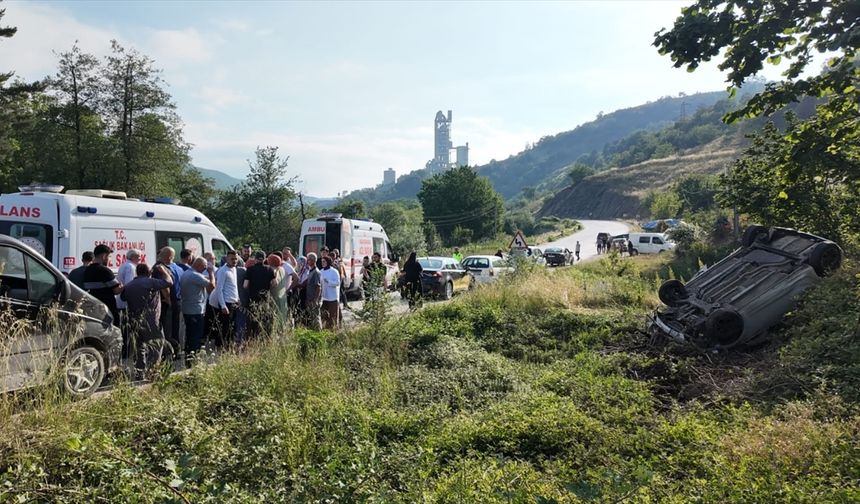 Düzce'de otomobilin ağaçlık alana devrildiği kaza anı güvenlik kamerasında
