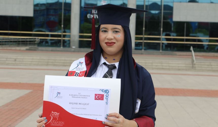 Faslı ikizler Karabük Üniversitesini dereceyle tamamladı