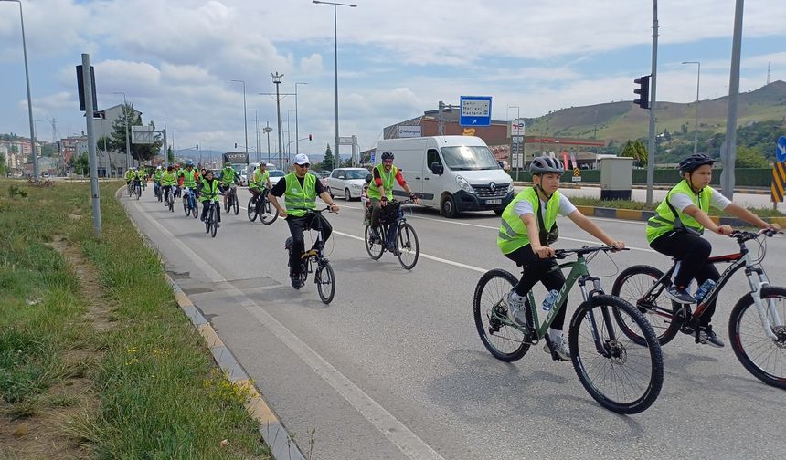 Sakarya ve çevre illerde bisikletliler Yeşilay organizasyonunda sağlıklı yaşama dikkati çekmek için pedal çevirdi