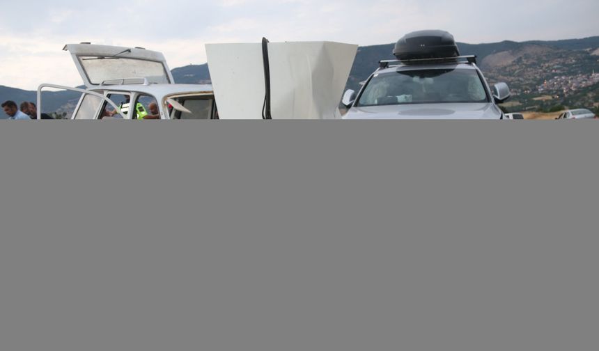 Amasya'da iki otomobil çarpıştı, 3 kişi yaralandı