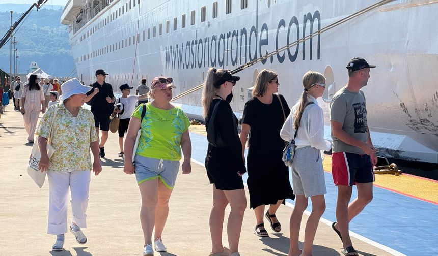 "Astoria Grande" kruvaziyeri 906 yolcusuyla Amasra'ya geldi