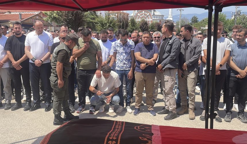 Bursa'daki orman yangınını söndürme çalışmaları sırasında kazada ölen gönüllü Bolu'da defnedildi