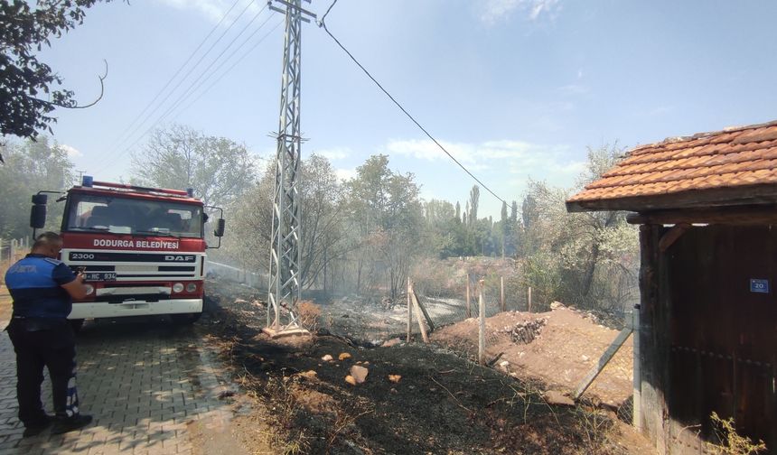 Çorum'da yol kenarına atılan atıklardan çıkan yangında 6 dekar alan zarar gördü