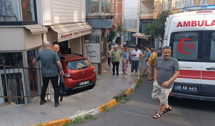 Giresun'da kontrolden çıkan otomobilin girdiği iş yerinde hasar oluştu