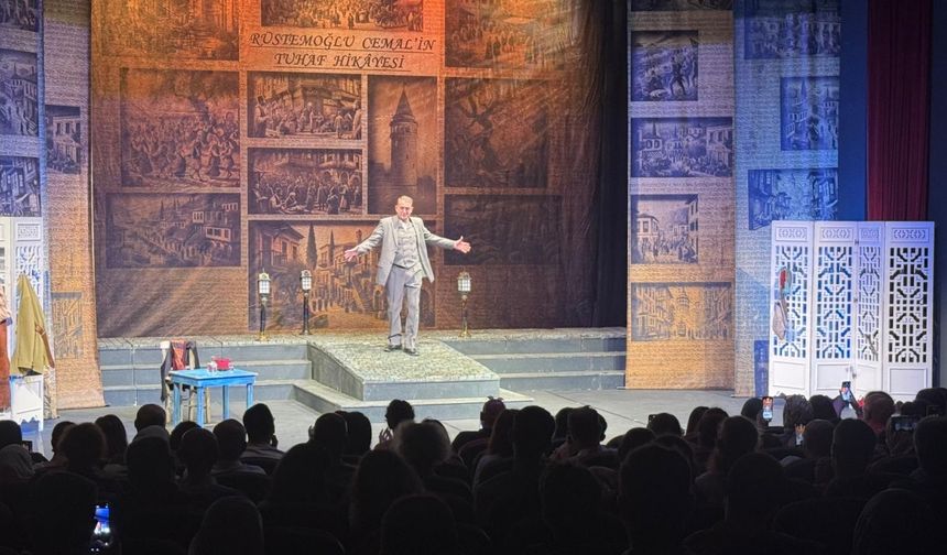İzmir Devlet Tiyatrosu "Rüstemoğlu Cemal'in Tuhaf Hikayesi" adlı oyunu Trabzon'da sahneledi