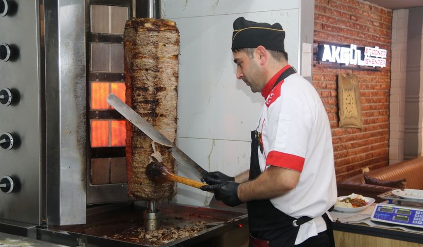 Taşova'da döner ustaları sıcak havaya rağmen işlerine devam ediyor