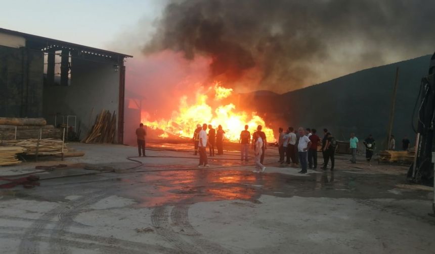 Tokat'ta kereste atölyesinde çıkan yangına müdahale ediliyor