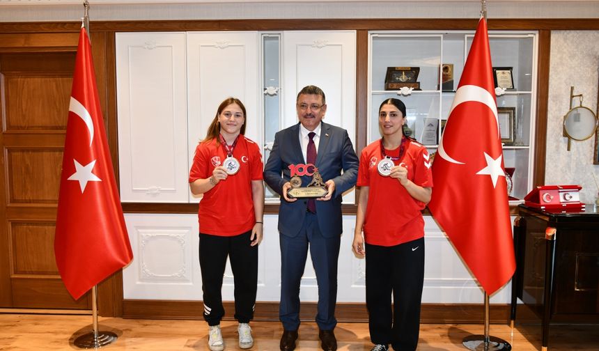 Trabzon Büyükşehir Belediye Başkanı Genç, milli sporcuları kutladı