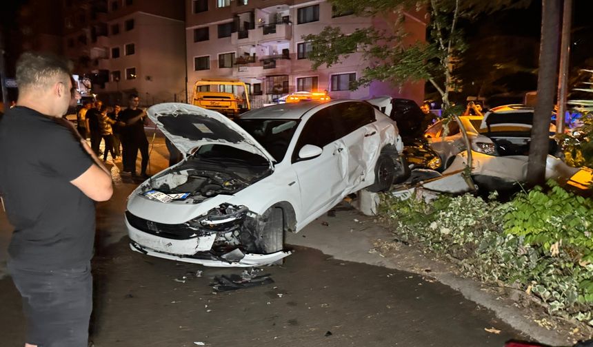 Bartın'da 3 araca çarpan otomobilin sürücüsü yaralandı