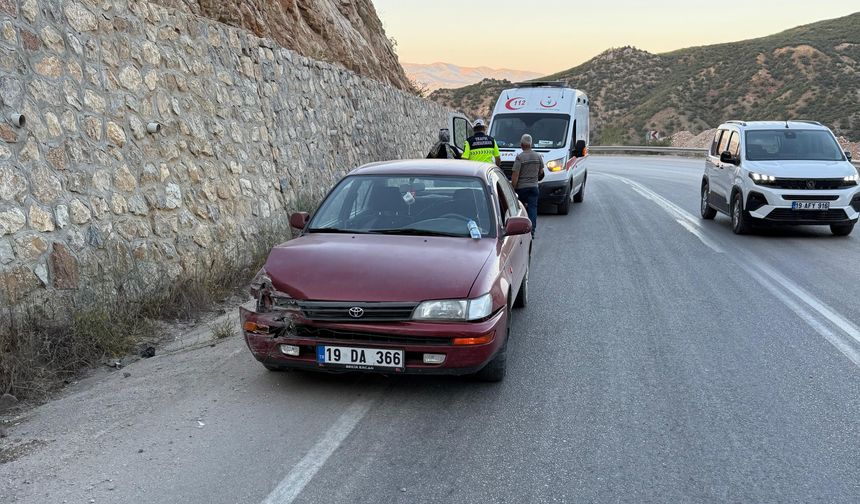 Çorum'da istinat duvarına çarpan otomobilin sürücüsü yaralandı