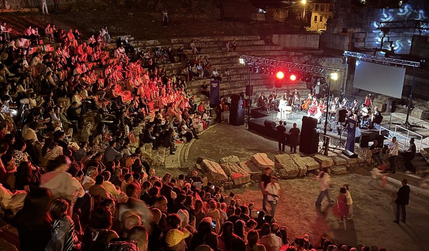 Düzce'deki antik tiyatroda 'Ezgilerden Bir Mozaik, Ceneviz İzlerinde Zafer Akşamı' konseri