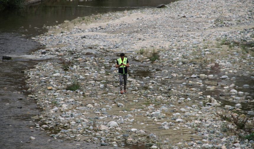 Giresun'da dere yatağına düşürülen yarım altını belediye ekipleri buldu