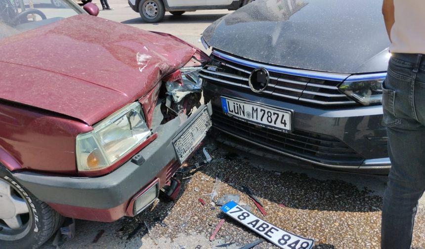 Karabük'te iki otomobilin çarpıştığı kazada 3 kişi yaralandı