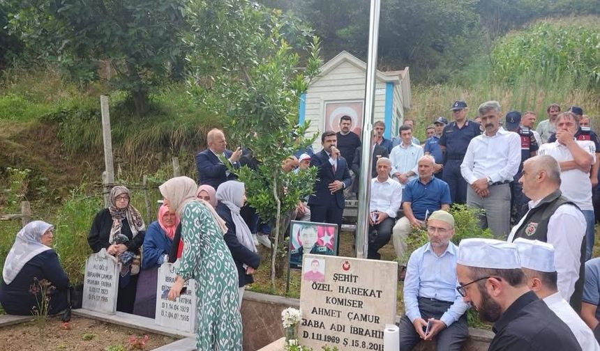 Şehit komiser Ahmet Çamur, Trabzon'daki kabri başında anıldı